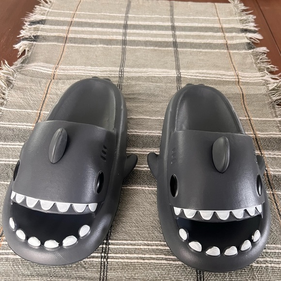 NWB Novelty Cloud Slides women’s 8.5-9.5, men’s 7-8 - Picture 2 of 5